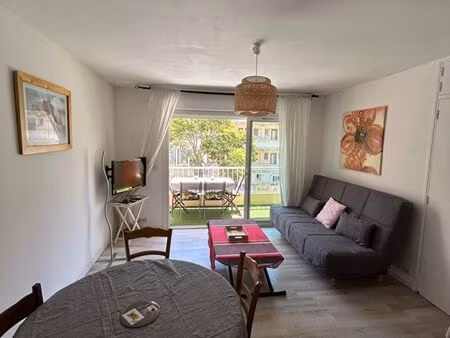 à louer de mars à fin juin grand t2 (50m2) fréjus plage (50 m de la mer ) très clair