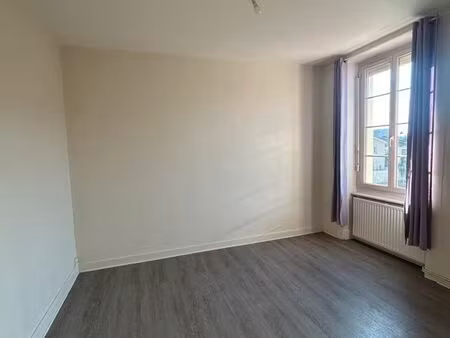 f2 plein centre de montrond-les-bains