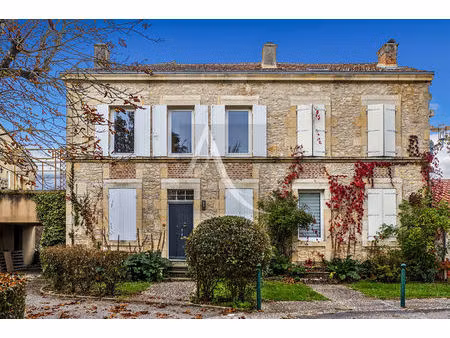 maison en pierres au coeur du bourg ? ancienne poste pleine de charme