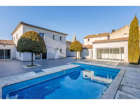 villa provençale avec piscine et dépendances en coeur de village