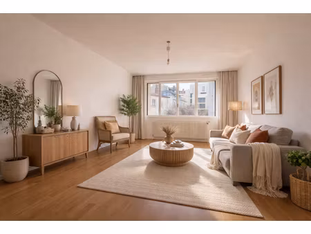 appartement lumineux en rez-de-chaussée surélevé avec vue sur le parc de la copropriété.