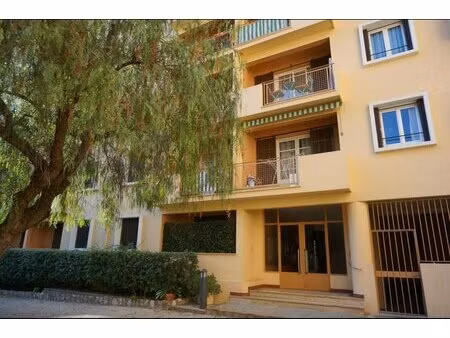 nice nord / gorbella  calme  parfait état  proche toutes commodités  parking collectif