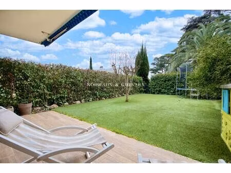 superbe rez-de-jarin  au calme  à pied des commerces