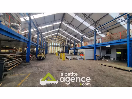 entrepôt et bureaux de 1700 m2 au sol