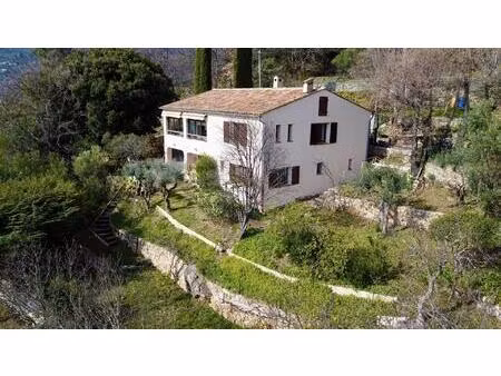 villa avec vue dégagée  appartement   à pied du village de seillans .