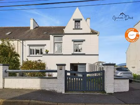 maison bien entretenue avec beau potentiel – quartier calme