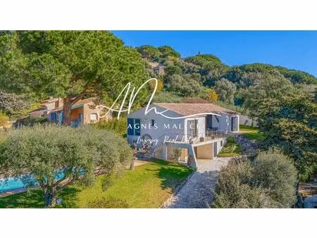 super lavandou villa de plain-pied avec beau terrain plat piscine moderne !