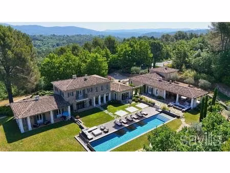 villa de prestige avec vue panoramique.