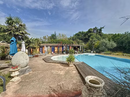 magnifique mas provençal en pierres avec gites proposant 375 m² aux portes des alpilles.