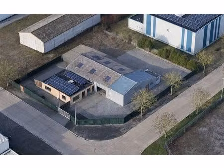 woning met bedrijfshal op volledig omheind perceel