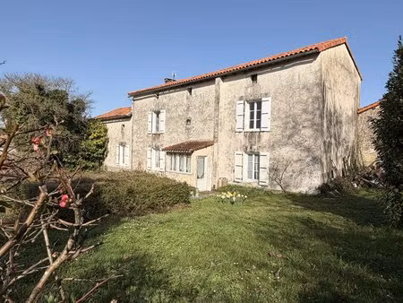 ancienne ferme de 3 chambres avec grange et dépendances  fort potentiel  secteur ruffec