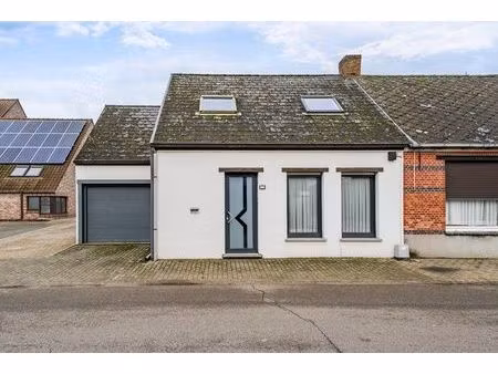 starters woning met 2 slaapkamers garage en tuin te koop.