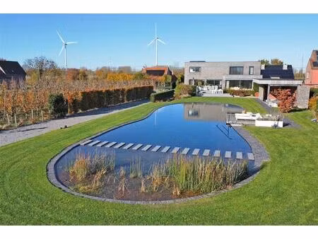 landelijk gelegen villa met weids zicht.