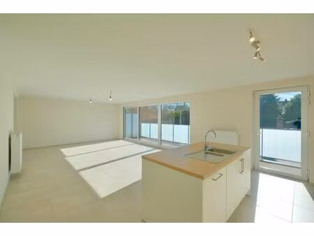 gelijkvloers app met 2 slaapkamers  ruim terras en binnenkoer!