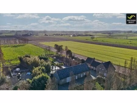 authentieke hoeve op 13.920 m² met verzicht over de velden