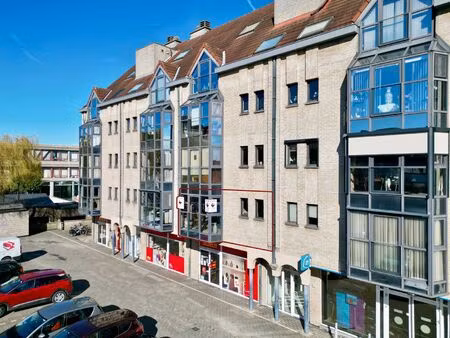 lichtrijk appartement met 2 slpk + garage  centrum aalst!