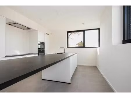 prachtige halfopen nieuwbouwwoning met 3 / 4 slaapkamers en mogelijkheid om privé met prof