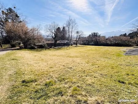 terrain 190 m² grilly