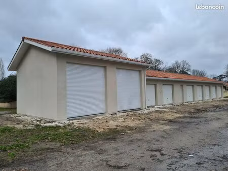 garages 25m2 porte 3.20m de haut à louer