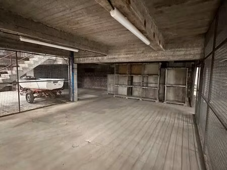 local fermé et sécurisé pour stockage