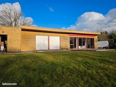 maison meublée de plain-pied – façade bois – terrasse & terrain