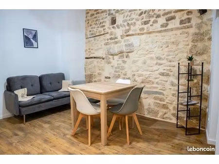 t2 meublé rénové – pierre apparente – centre-ville orange