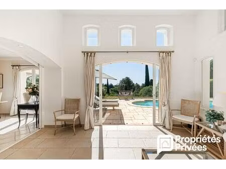 villa de plain-pied avec grand garage et piscine au calme et vue dégagée