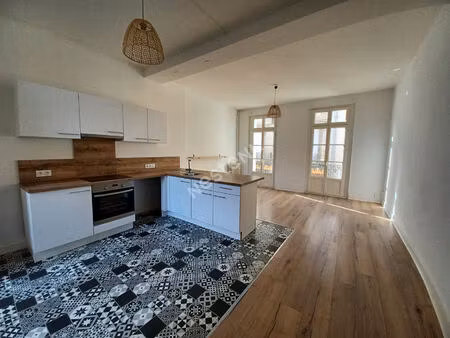 immeuble en pierres rénové en plein centre-ville de sainte-foy-la-grande