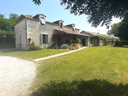 propriété de campagne avec sa grange et sa piscine sur 1 ha.