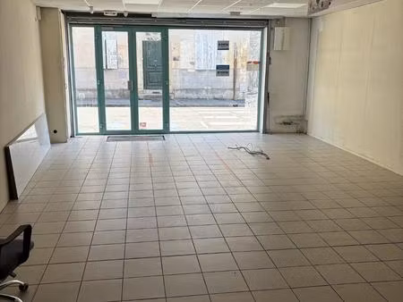 immeuble en plein centre ville avec local commercial et appartement t2 + jardin au calme