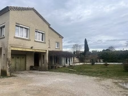 villa avec appartement indépendant et piscine proche du centre