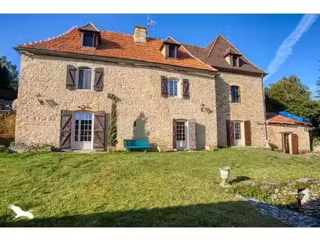 maison en pierre de 9 pièces principales