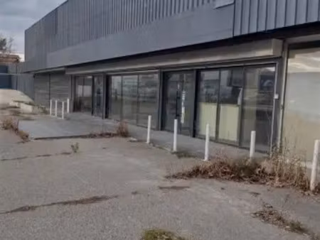 - batiment commercial