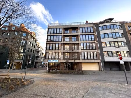 bemeubeld hoekappartement met 2 slaapkamers