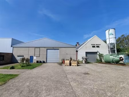 magazijn met rolbrog en inpandig kantoor