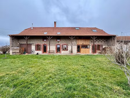 imposante bâtisse en pierres traditionnelle et familiale 6chambres à mi chemin entre louha