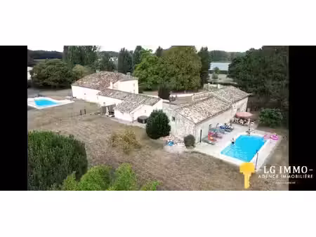 superbe propriété composée d'une maison de maître et de deux gîtes au milieu de son parc..