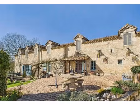 charmante propriété en pierre avec piscine dans un joli hameau