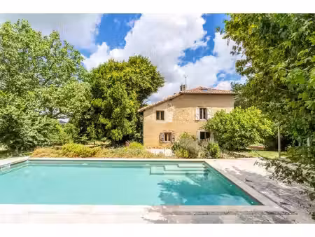 propriété en pierre avec piscine