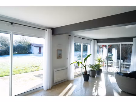 maison t6 267 m2 utiles entouré de verdure  au calme