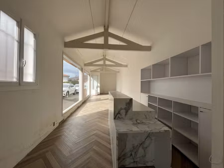 st j p port   local commercial avec vitrines