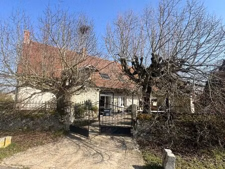 ancienne ferme avec nombreuses dépendances sur 1.10 hectare  piscine point d'eau