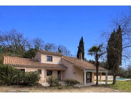 belle maison avec vue magnifique