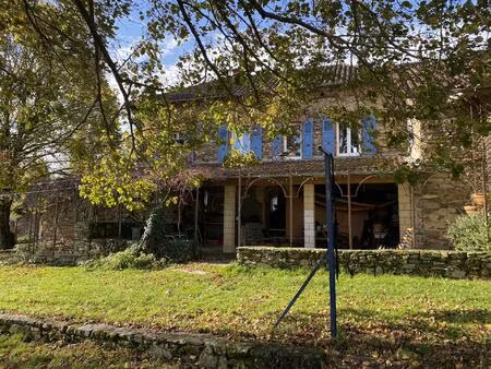 maison familiale en pierre avec dépendances et terrain attenant
