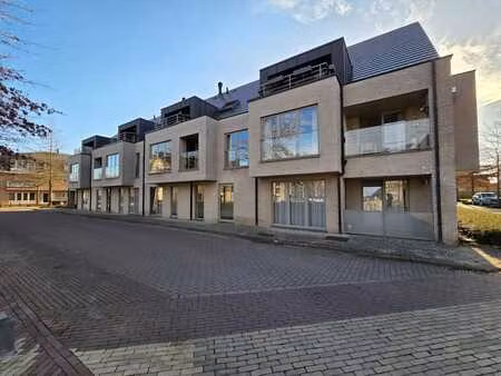 appartement ensoleillé (en été en tout cas) sur la place de