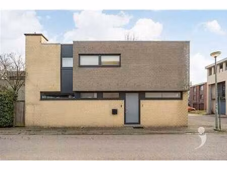 volledig gerenoveerde gelijkvloerse woning op toplocatie in