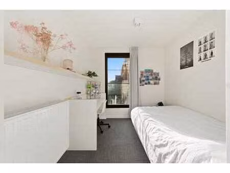 chambre étudiante moderne et économe avec sanitaires privés