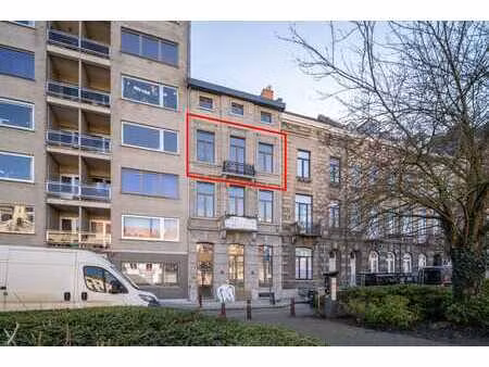 volledig gerenoveerd 1-slaapkamerappartement met overdekt...