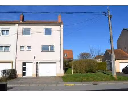 maison bel etage 3 facades avec garage et jardin.