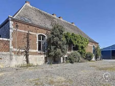 dinant vaste corps de logis de ferme sur 32 ares